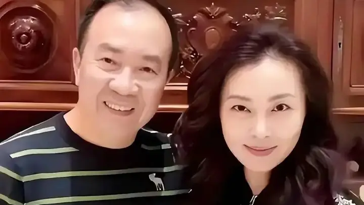 58岁袁茵褪去明星光环,与戴志诚过平淡市井生活,婚姻低调幸福获外界认可