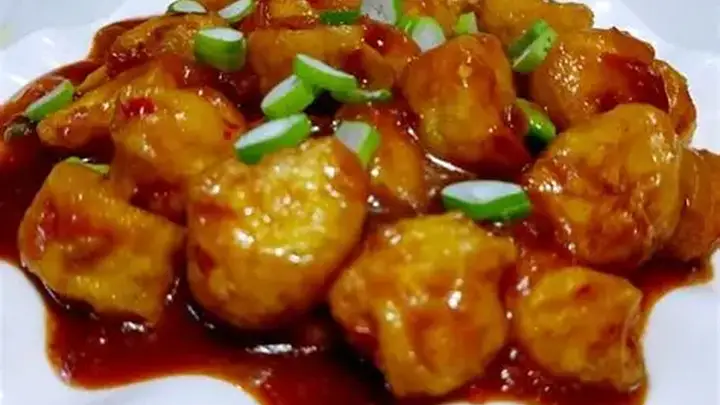 鱼香豆腐慢炖入味 寻常日子烹出治愈烟火味