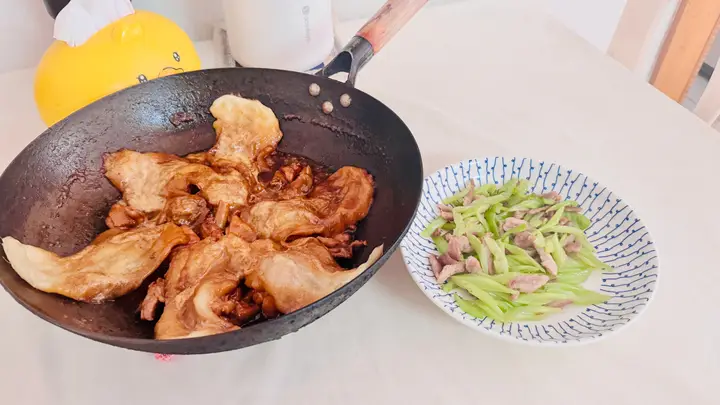 家里那位想吃地锅鸡我只炒芹菜下饭