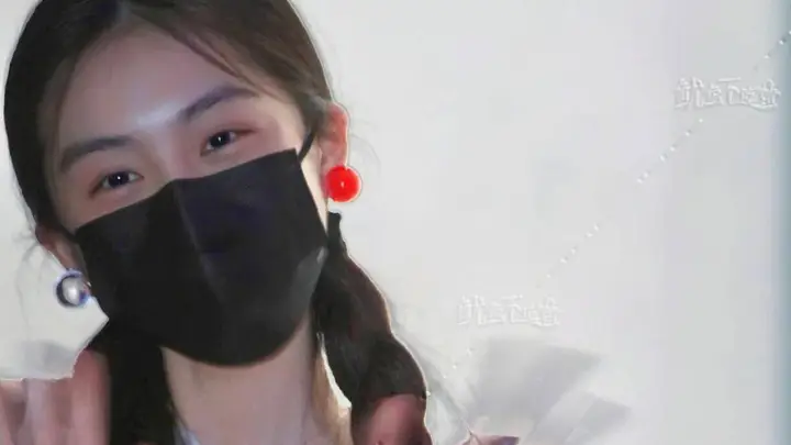 黄磊何炅话剧盛典亮点拉满！黄多多渐变龙珠耳钉灵动吸睛成现场焦点