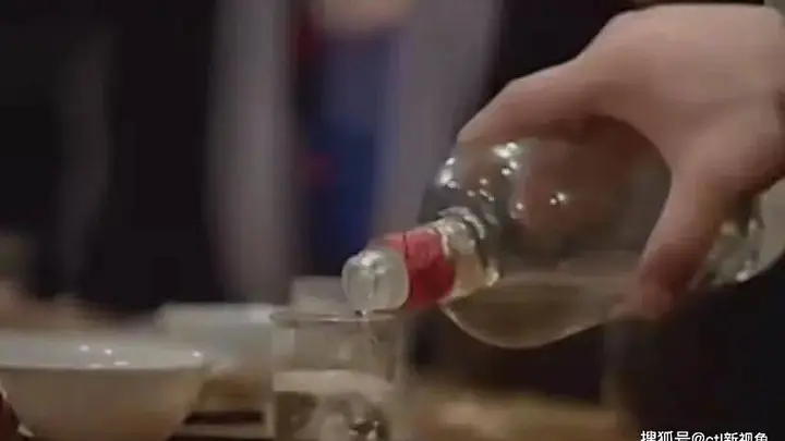 酒桌社交暗藏9大不良习气，警惕情谊变负担的社交误区