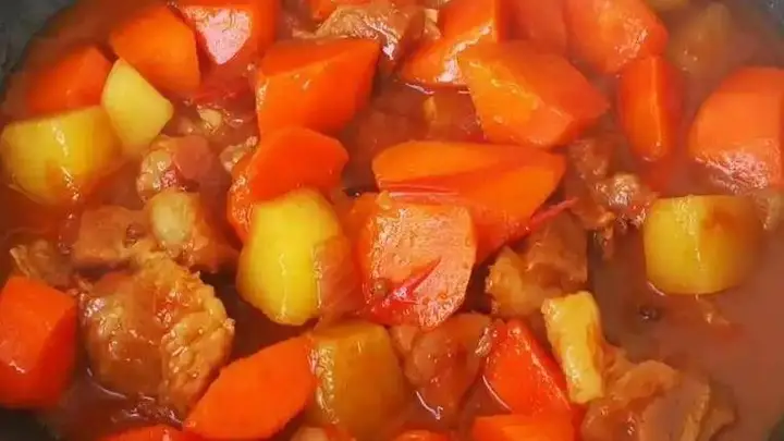 土豆炖牛肉的家常做法！这是土豆软糯好吃、牛肉软嫩不柴的经典做法！