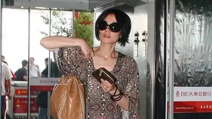 王菲日常私服太随性 基础款也穿出独特慵懒格调