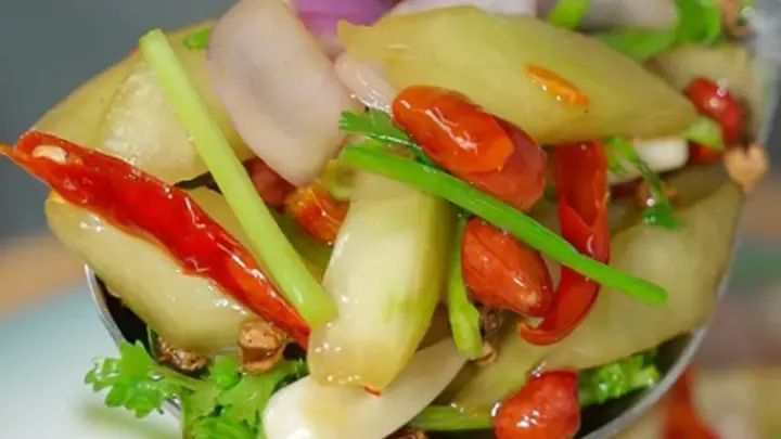 西瓜皮变身爽口小菜！掌握炝汁窍门，几块成本做出夏日解腻佳肴