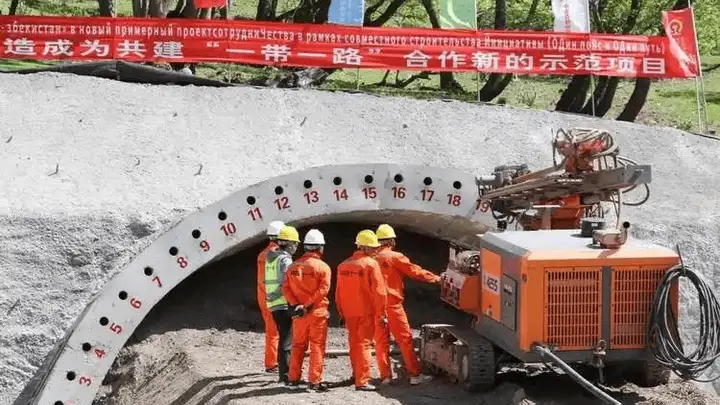 两大邻国抢在中吉乌铁路通车前，互换领土也要保住百年大计