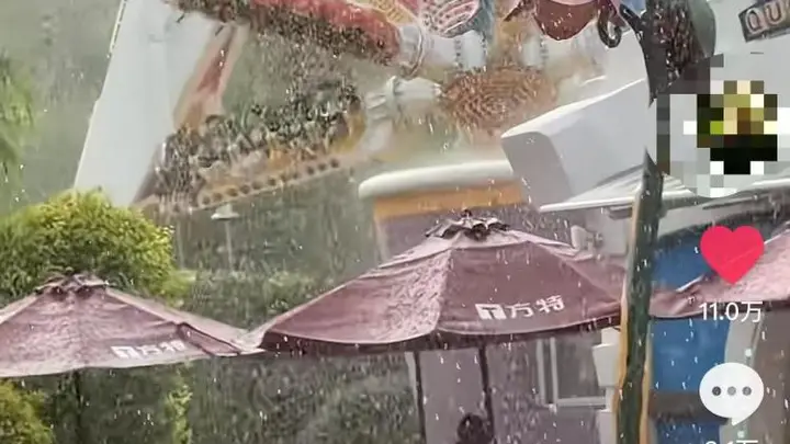 山西大同方特一360度旋转项目运行中遇暴雨，客服：以自动模式完成流程，游客安全