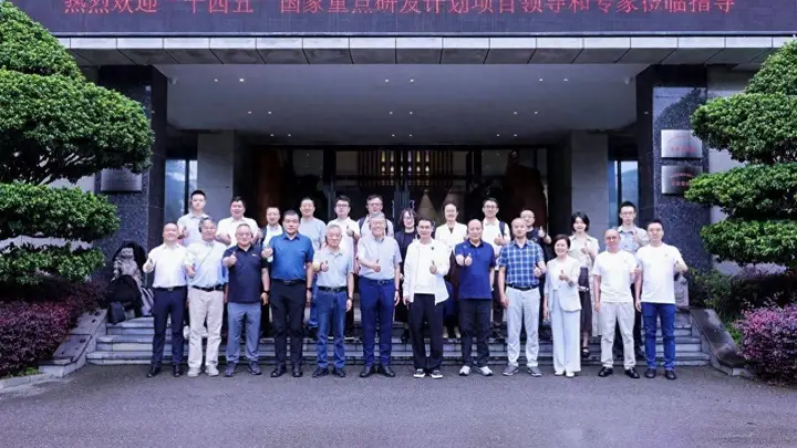 国内首个实木家具智能工厂诞生 玛格凭什么让专家齐点赞？