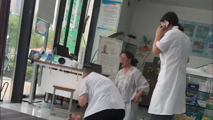 用时3分26秒,南京59岁医生跪地救回不足两岁窒息幼儿:小孩幸运遇到了我,我也很幸运通过急救知识将小孩救回来;患儿家长:孩子已无大碍