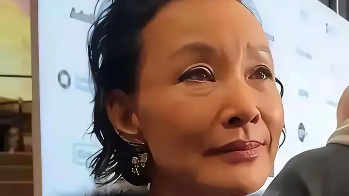 65岁陈冲回上海独居养老，撕开中老年体面生活，原来还能这么活