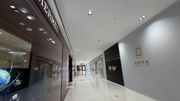国际金价暴跌65%后,老铺黄金排队盛况不再,“东方硬奢梦”还能撑下去吗