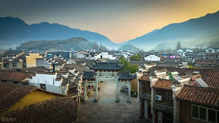 江山市秘境之旅:江郎山世界遗产与廿八都古镇的千年回响