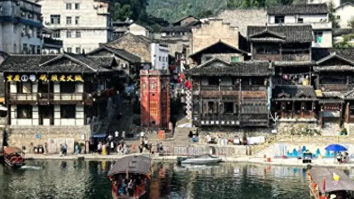 投资50亿的古镇荒草丛生:全国人造古镇为何集体崩盘?
