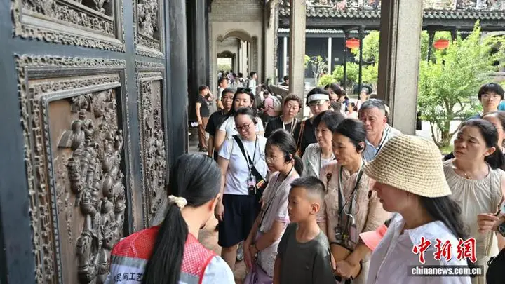 广州陈家祠暑期游客涌动 岭南建筑艺术引赞叹