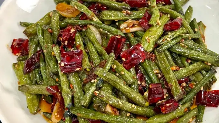 干煸豆角干爽不水塌全靠这几招 火候配料调味选得对成品香到邻居来敲门