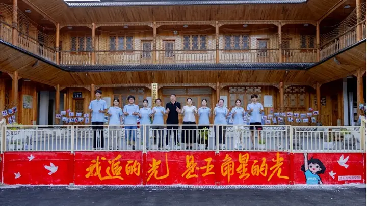 “湖科青年”为村民拍下特别的“游客照”