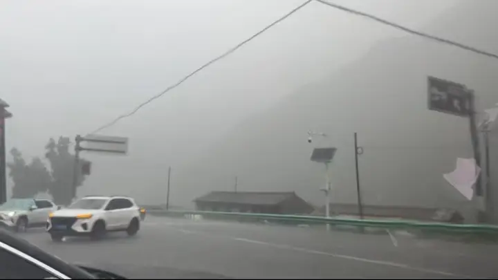 双石门景区突发山洪：一家三口从车天窗逃生获救，山洪突袭不足20分钟，10人遇难23人受伤