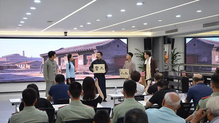 建军节双拥原创剧《薪火小熔炉》首演 以舞台具象化传递邻里守望时代关怀