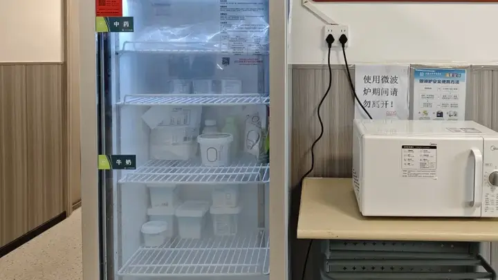 多所高校为学生公寓配共享冰箱 兼顾药品储存与食品保鲜解决学生后顾之忧