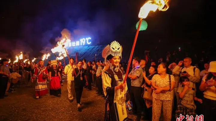 贵州毕节百里杜鹃火把节燃情启幕 省级非遗节庆打造文旅亮点