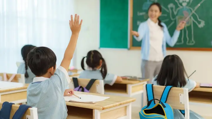 9成以上班主任厌倦带班？谁把年轻教师困在围城里｜探讨班主任难题之解