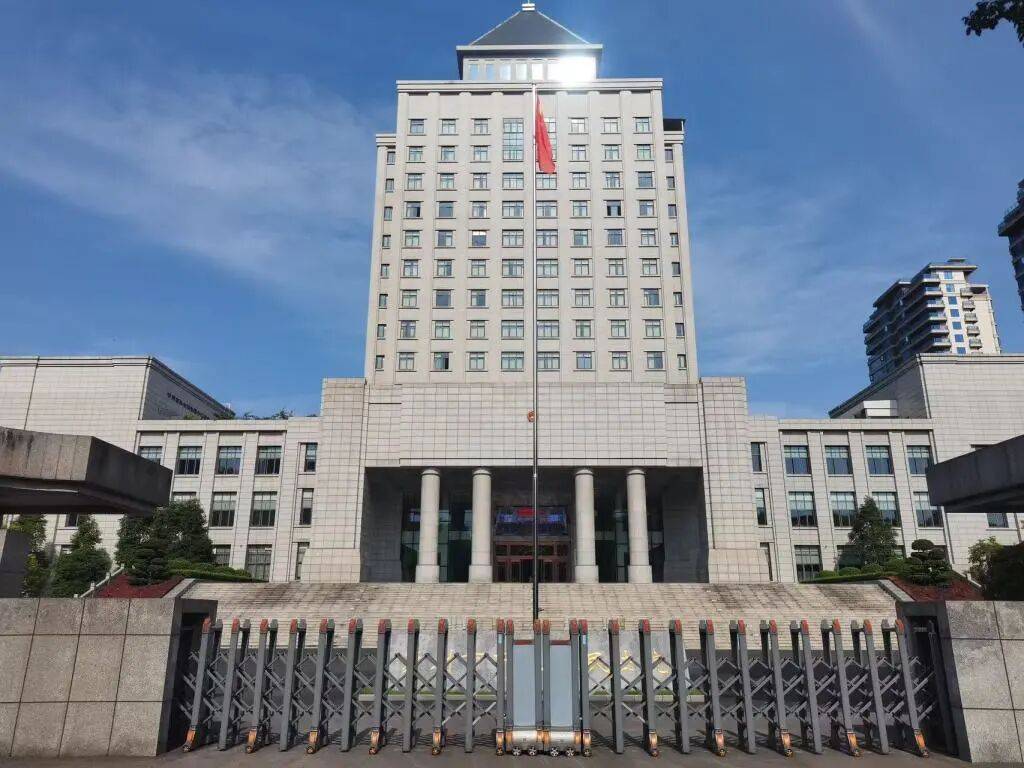 “花坛埋尸案”今日开庭：被告陈某芬当庭翻供，其前夫杨某根认罪不上诉