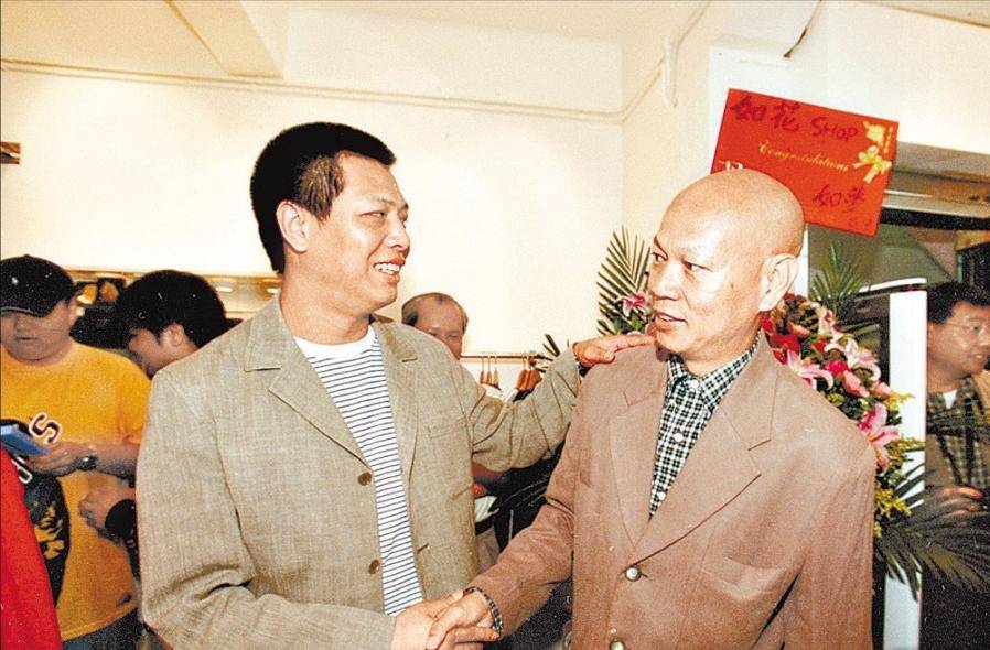 香港男星因中风半身不遂，演艺生涯被迫暂停，如今需要轮椅代步