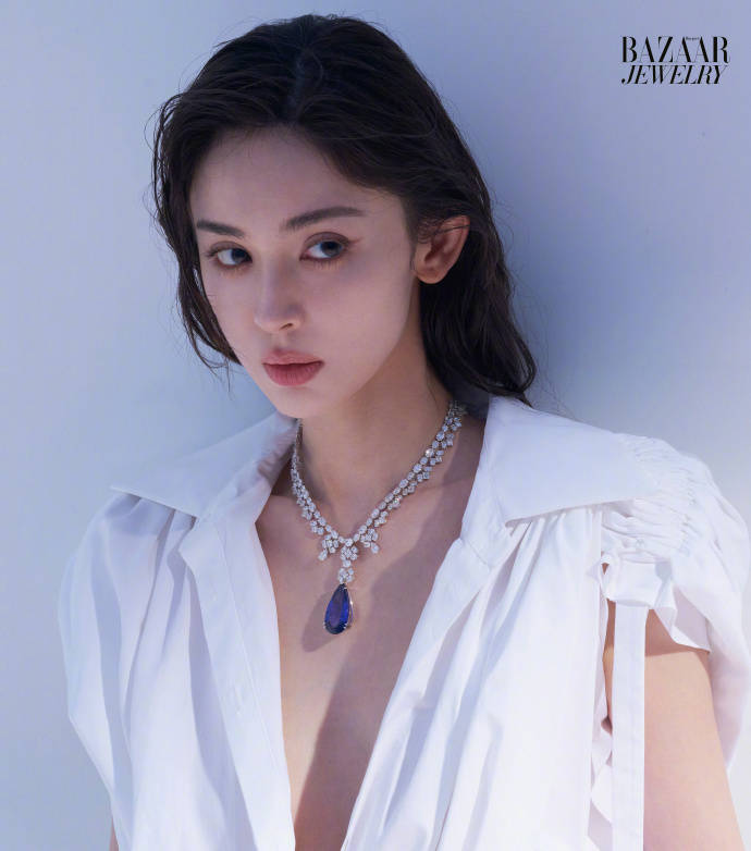 娜扎戴蓝色宝石耳钉 温柔神秘又美艳动人