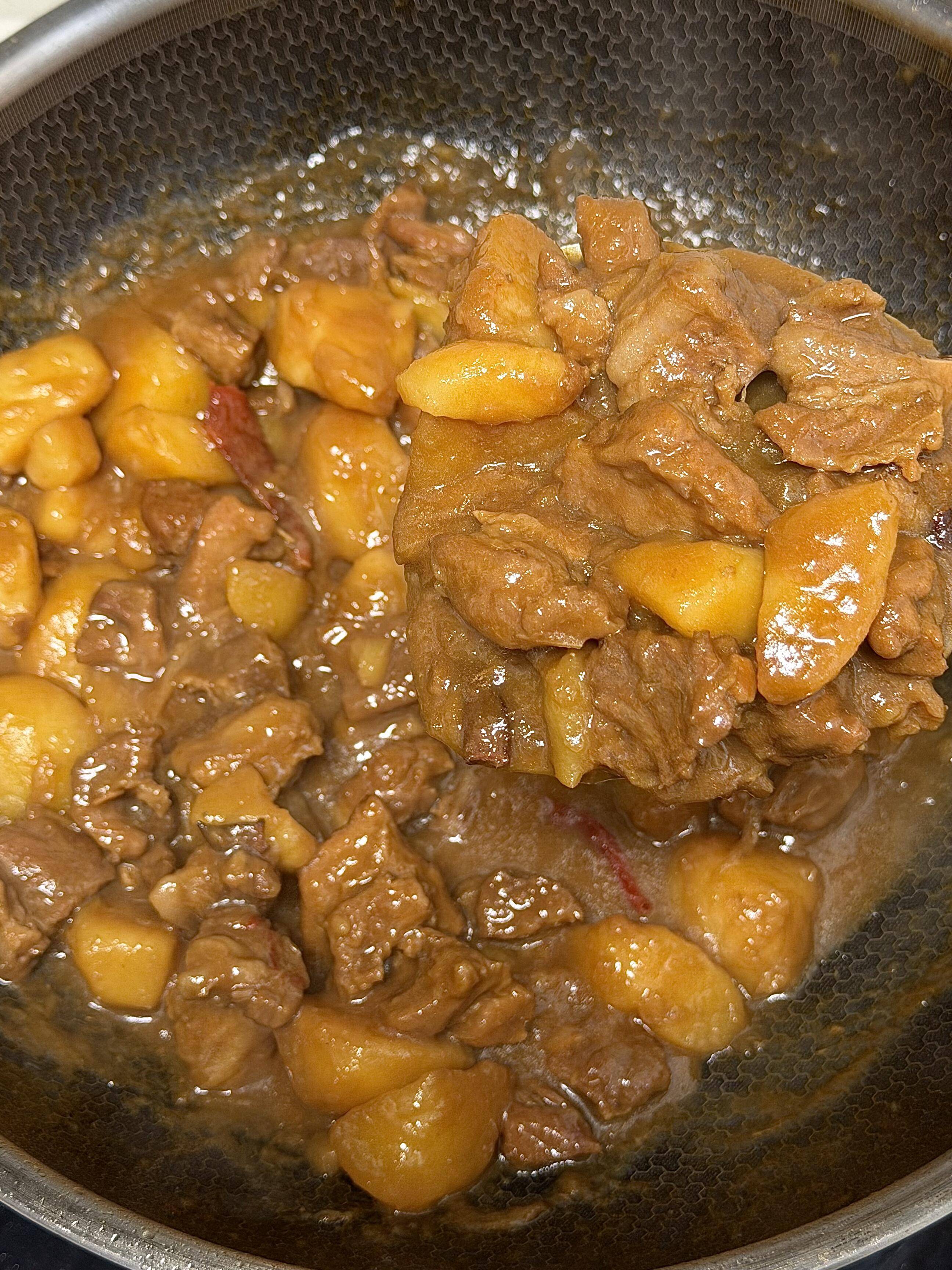 软烂入味的土豆炖牛肉，黏糊糊的汤汁拌饭香迷糊了