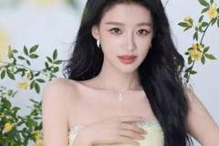 孙怡穿着黄色抹胸裙甜美明媚!大秀魔鬼身材性感撩人