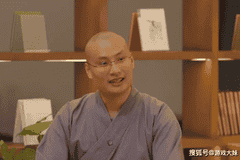 高僧沉迷CS而走红,穿僧衣观看比赛,被问游戏里击杀算不算破戒?