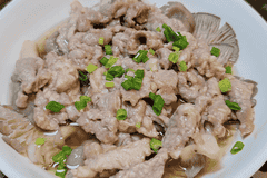 十分钟搞定平菇蒸肉片 这道家常硬菜成了全家餐桌上的安心之选