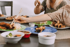 在外就餐,主动调整点菜减少重油重盐菜品