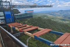 梦幻奥陶纪景区,“林中有石,石上有树,树石共生”的天下奇观,被誉为“绿色石林”。