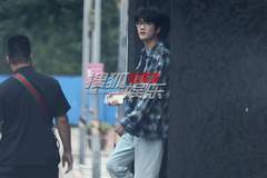 许嵩现身舞室筹备演唱会 清爽格子衬衫少年感十足