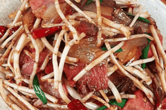 松柏熏肉配新鲜折耳，地道黔味一口沦陷味蕾