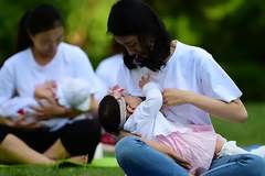 宝妈路边喂奶遭酸奶粉娃更强 别墅区纯母乳反被人羡慕