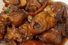 湖南特色硬菜红烧猪蹄出炉：酥烂脱骨酱汁浓郁 裹满胶原蛋白超入味