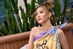 李彩桦离婚后状态大解放！维港风写真笑意满溢，离异19个月的她活成独属自己的风景