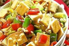 几块豆干一把豇豆，大火一炒，酸爽入味，好吃解腻，比吃肉还过瘾
