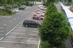 17岁女孩搭顺风车在高速被司机独留车内遭暴晒，开门未果情绪崩溃