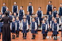 上千颗手指灯辉映纯真童声,五百少儿唱响长沙之夜