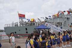战舰列香江 赤心向家国——海军舰艇编队位香港举行舰艇开放活动见闻