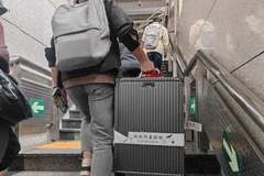 挤满大润发、扎堆羊肉串店,韩国上班族,周末全都往上海跑?