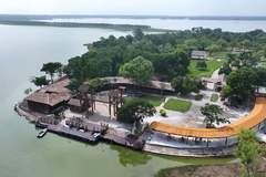 太白湖景区湖心岛登岛游船启航 探秘水上“桃花源”