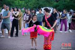 云南瑞丽目瑙纵歌:民族欢聚 共绘同心圆