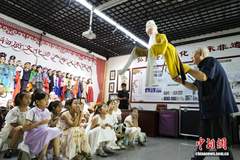 孝义青少年参与非遗体验 亲手触摸皮影木偶感受八百年文化魅力