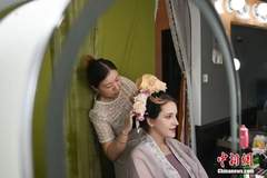 外国游客扎堆解锁汉服旅拍 沉浸式体验中国文化成海外新流量密码