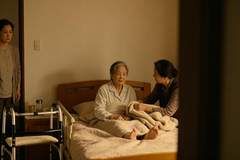 婆婆在我家住了15年，突然要把她半身不遂的姐姐也接来，我还没开口，公公一巴掌扇过去