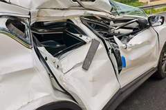 落石砸中路过车辆，致6个月女婴死亡，家属起诉当地交通局等多家单位索赔191万余元