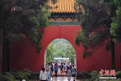 游客探访世界文化遗产南京明孝陵 触摸六百余年皇陵历史印记